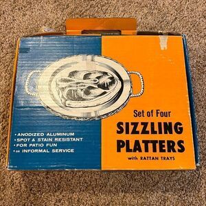 NWT Vintage Sizzling Platters Rattan Wood trays Set of 4 Steak‎ Grill plates